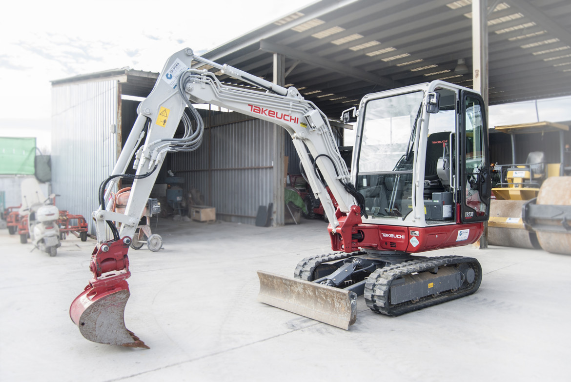 TAKEUCHI TB 230 ALQUILER GRUPEMA