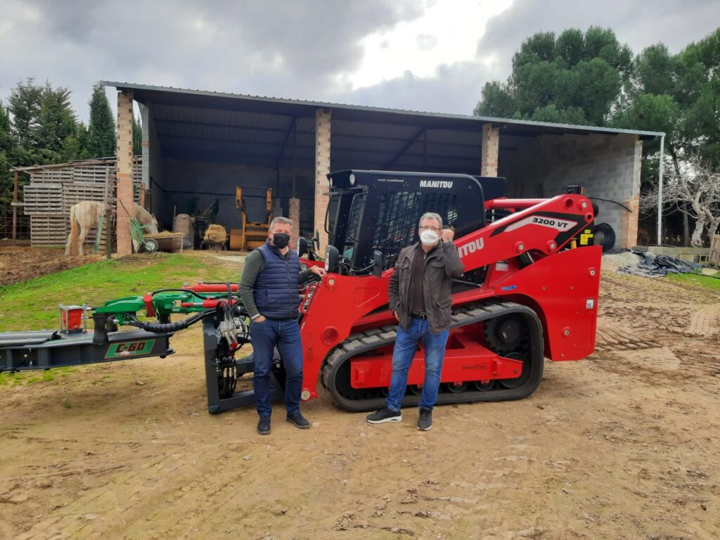 ENTREGA DE LA MINICARGADORA MANITOU 3200VT EN SALAR (GRANADA) - GRUPEMA