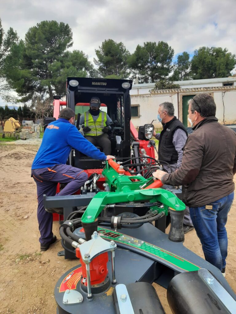 ENTREGA DE LA MINICARGADORA MANITOU 3200VT EN SALAR (GRANADA) - GRUPEMA