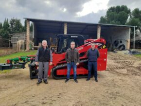 ENTREGA DE LA MINICARGADORA MANITOU 3200VT EN SALAR (GRANADA) - GRUPEMA