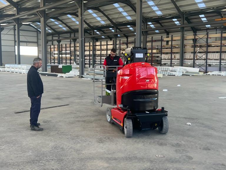 ENTREGA DE LA PLATAFORMA ELEVADORA MANITOU 100VJR EN TORREDELCAMPO (JAÉN) - GRUPEMA