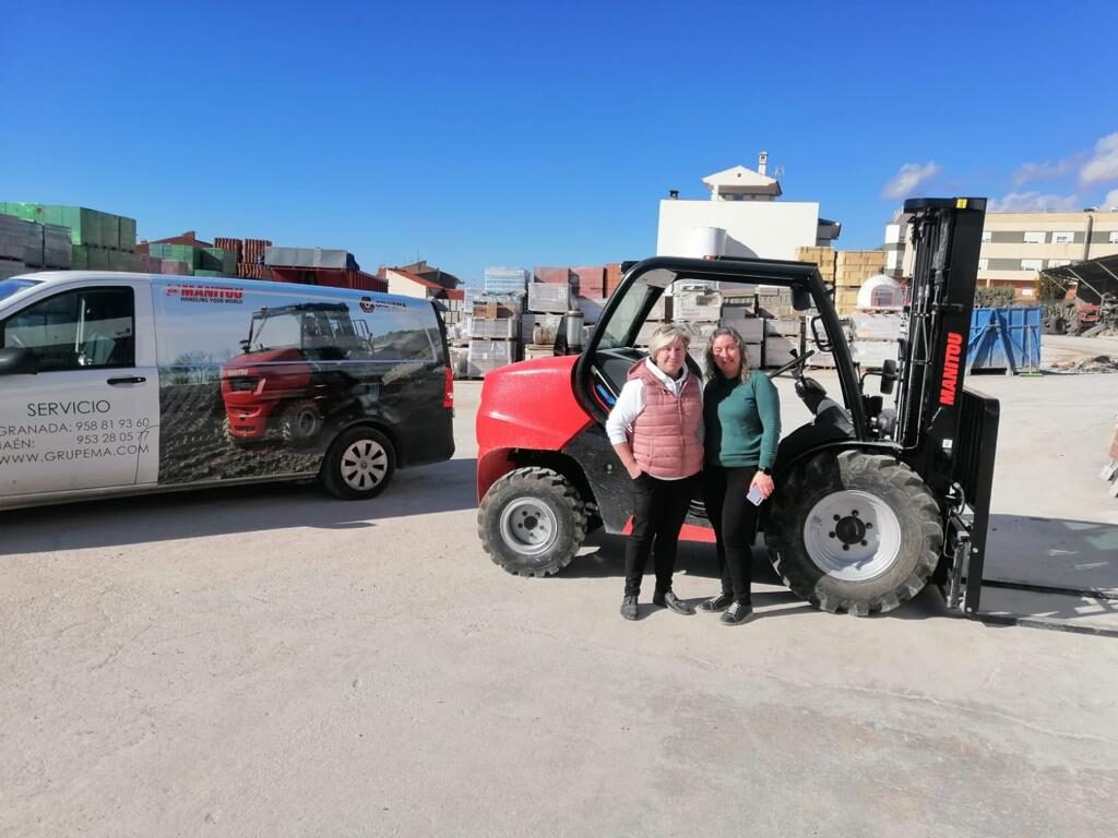 ENTREGA DE LA CARRETILLA ELEVADPRA MANITOU MC25-4 EN POZO ALCÓN (JAÉN) - GRUPEMA