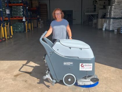 ENTREGA DE LA FREGADORA AUTOMÁTICA NILFISK SC 450 EN PUENTE DE GÉNAVE (JAÉN)