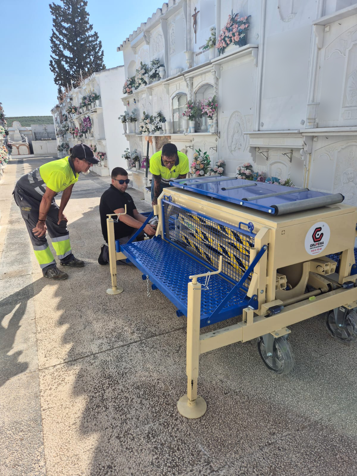 ENTREGA DE LA PLATAFORMA PORTAFÉRETROS MTC 2PT MANUAL HIDRÁULICO EN HERRERA (SEVILLA) - GRUPEMA