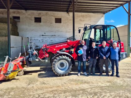 ENTREGA DE LA CARGADORA ARTICULADA AGRÍCOLA SCHÄFFER 6680 EN FUENSANTA (GRANADA)