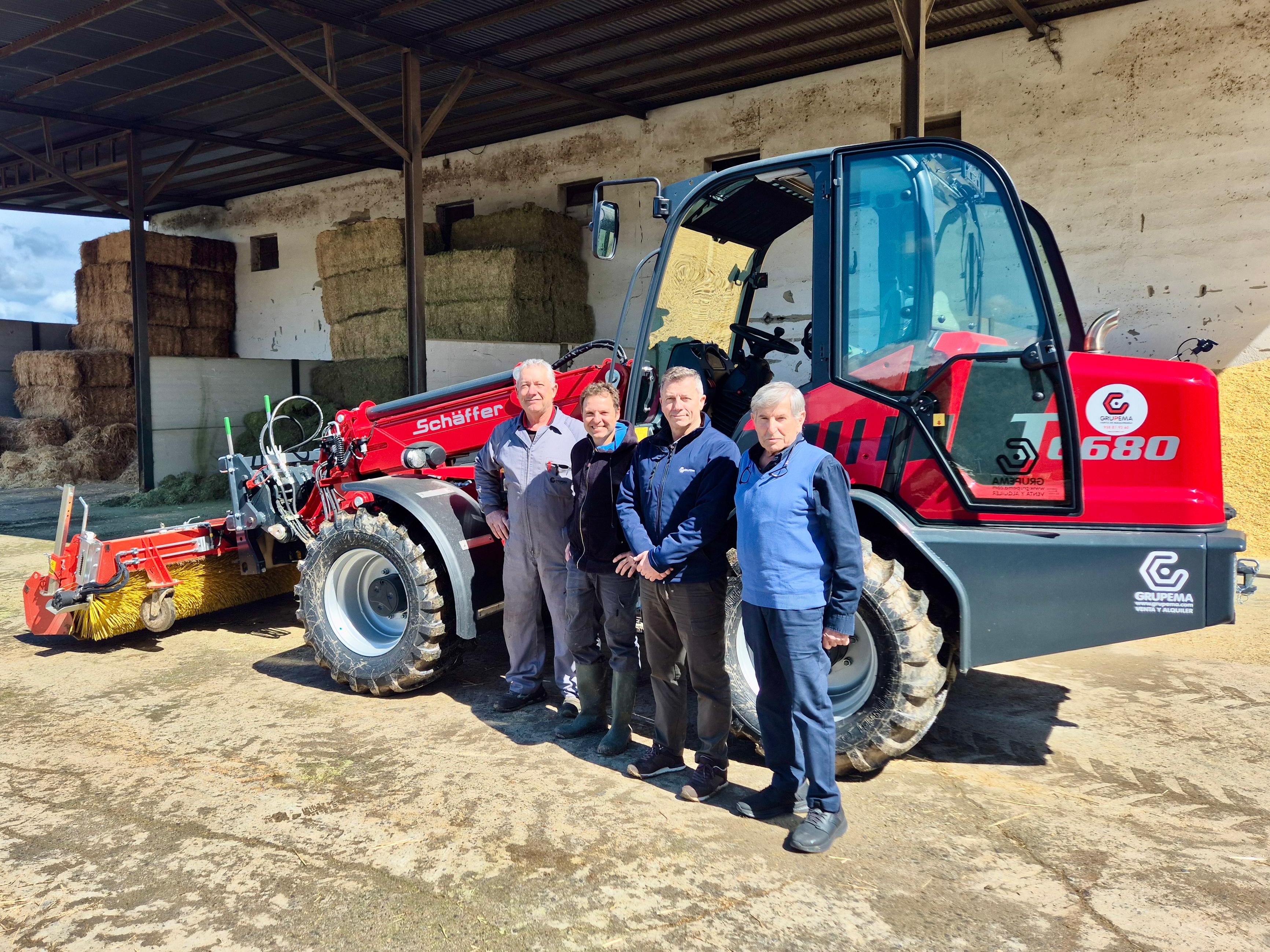 ENTREGA DE LA CARGADORA ARTICULADA AGRÍCOLA SCHÄFFER 6680 EN FUENSANTA (GRANADA) - GRUPEMA